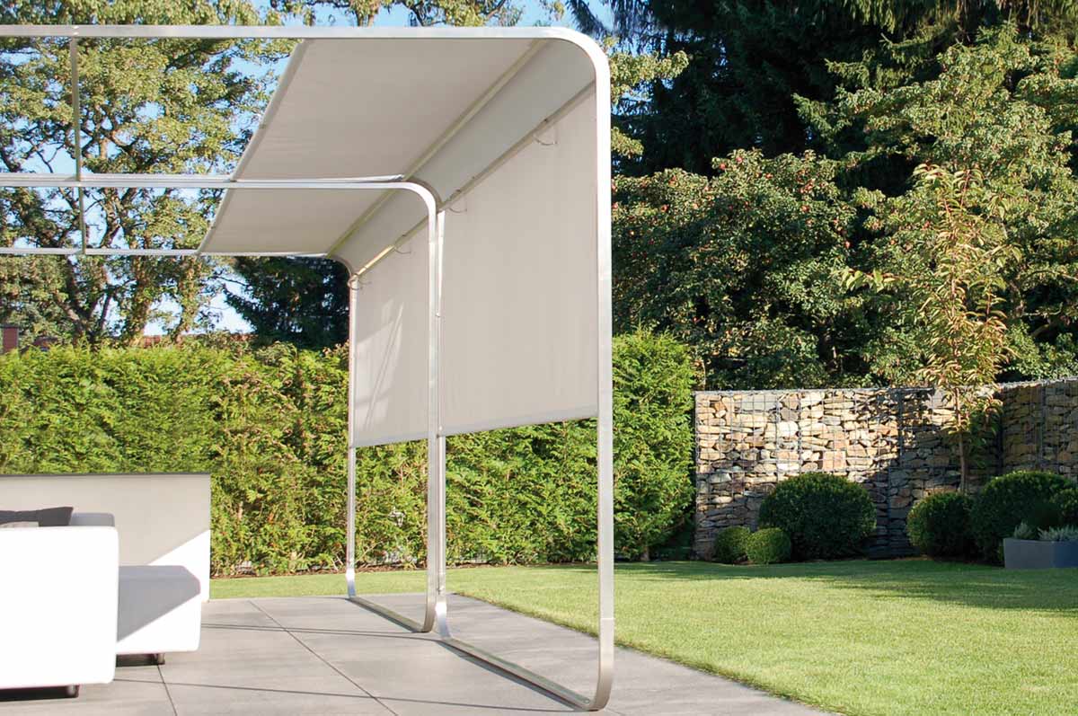 Balkon-Sonnensegel aufrollbar auf der Terrasse im Garten