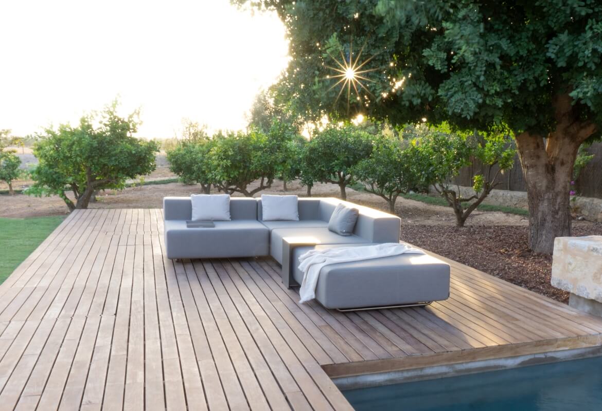 LOOP 4er-Lounge mit Tisch FOLD im Garten mit großer Terrasse.