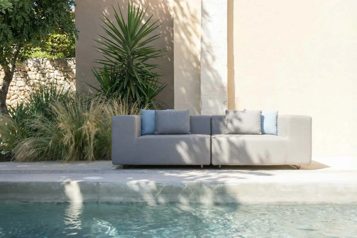 LOOP Gartencouch mit BOB Kissen in modernem Design. 