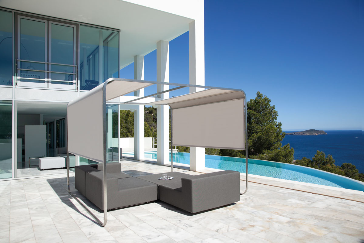 Sonnenschutz Pavillon auf der Terrasse vor einer Villa