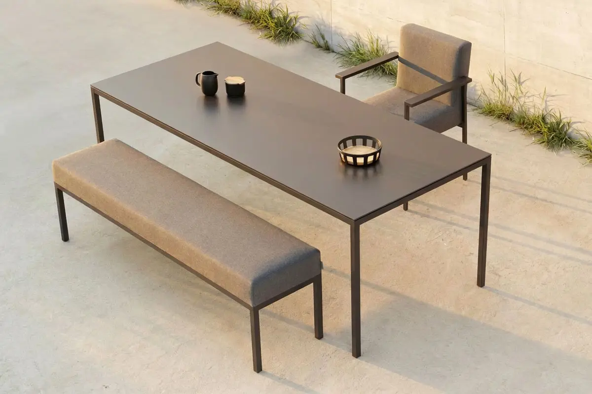 Outdoor Loungebank mit einem Tisch und einem Outdoor Polsterstuhl