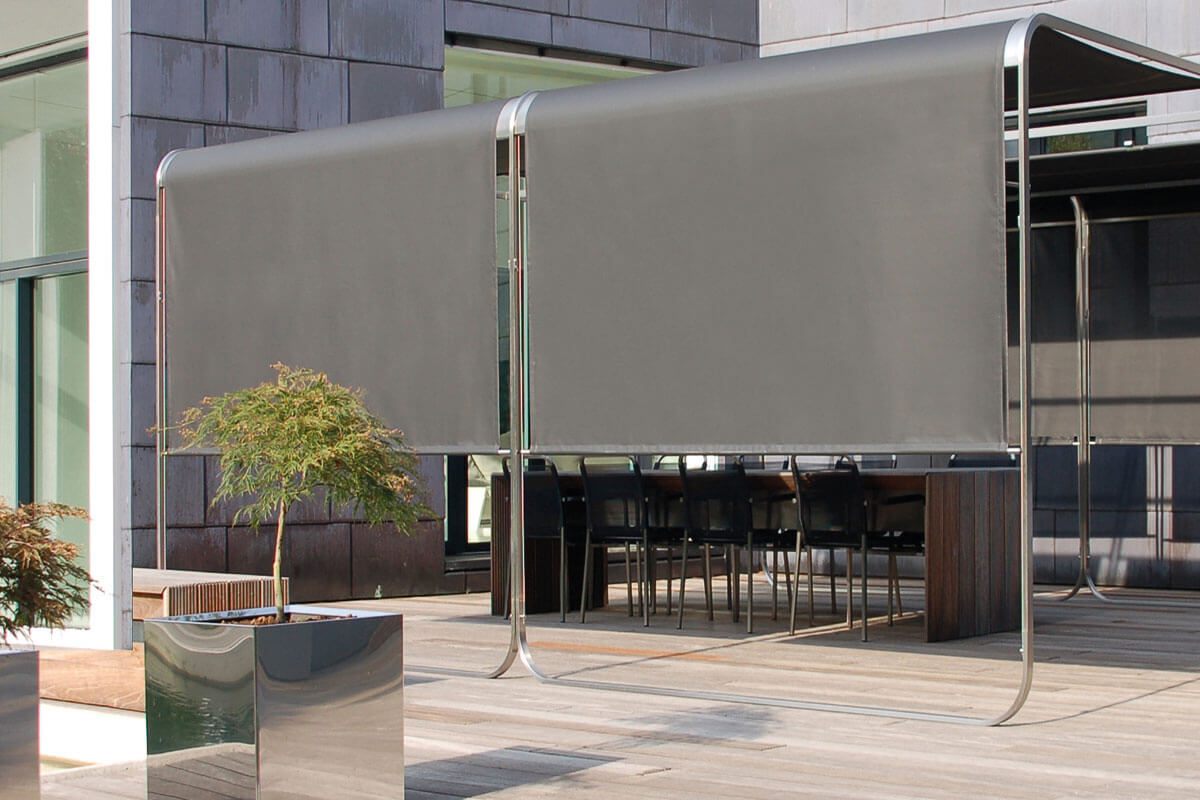 Sonnenschutz Pavillon auf der Terrasse vor einer Villa