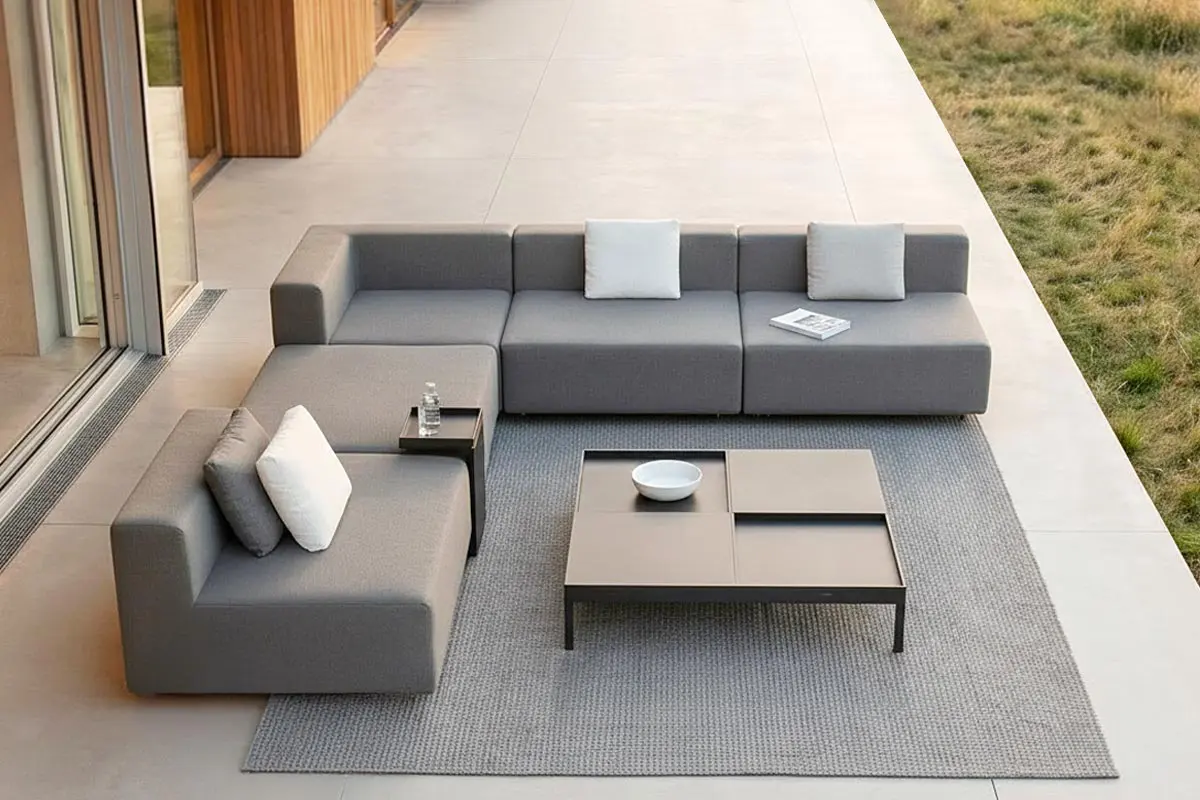 Modulares LOOP Design Gartenmöbel-Set, 5-teilig, auf der Terrasse, mit Beistelltisch und 4 Loungekissen