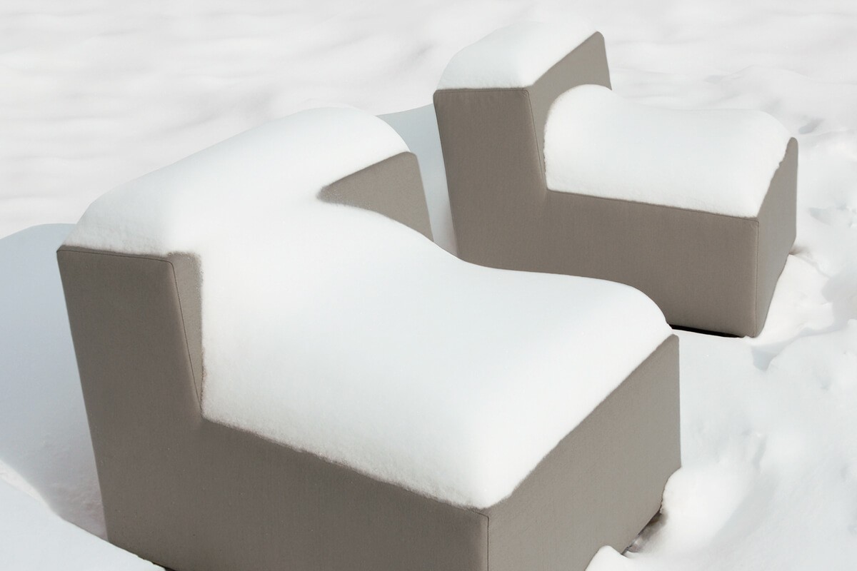 Wetterfeste Gartenmöbel mit Schnee bedeckt