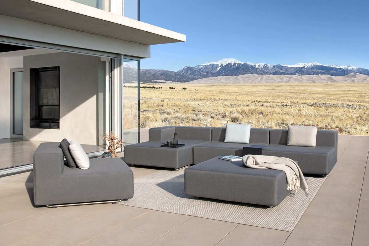 Modulares Designer Gartenmöbel Set auf der Terrasse: 3 Design Garten Lounge Sesseln, einem Outdoor Lounge Chaiselounge und einem Design Outdoor Lounge Hocker