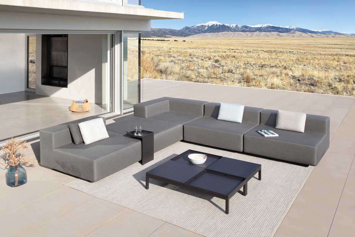 Modulares Designer Gartenmöbel Set auf der Terrasse: 3 Design Garten Lounge Sesseln, einem Outdoor Lounge Chaiselounge und einem Design Outdoor Lounge Hocker