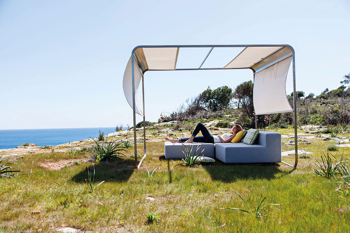 Design Sonnensegel-aufrollbar als Wind- und Sonnenschutz für ein gartenlounge-Set im Freien